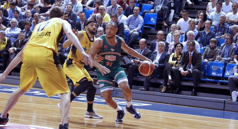 El escolta estadounidense del Banvit, Jeremy Chappell (d), controla el balón entre los jugadores del Iberostar Tenerife