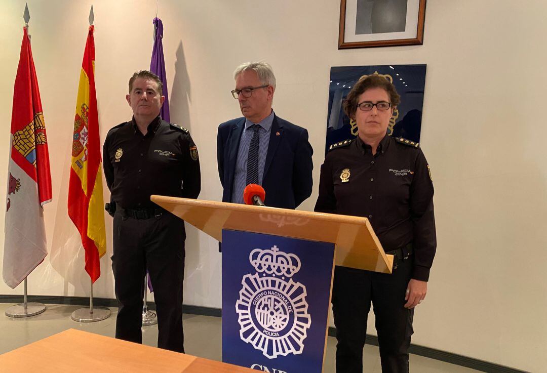 De izquierda a derecha, el responsable de prensa de la Policía Nacional de Palencia, el subdelegado del Gobierno y la Comisaria de Palencia