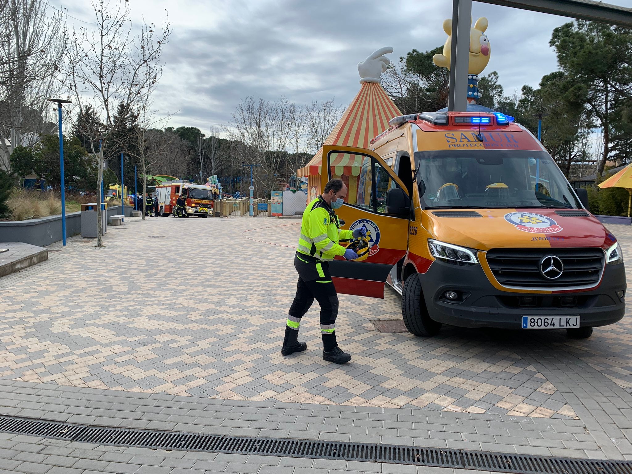 Los servicios de emergencia en el Parque de Atracciones de Madrid. / Twitter @EmergenciasMadrid