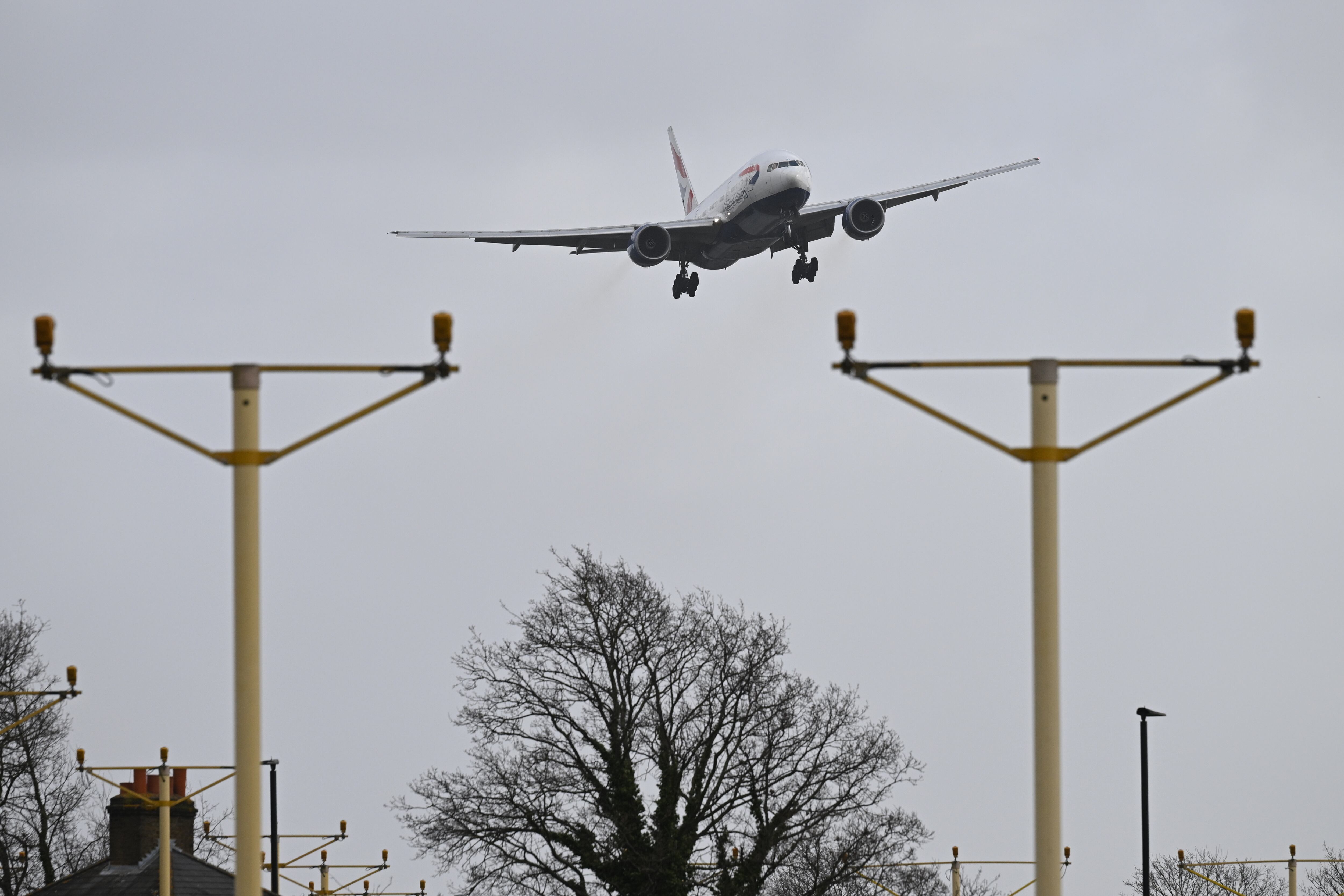 Un avión aterrizando en el aeropuerto