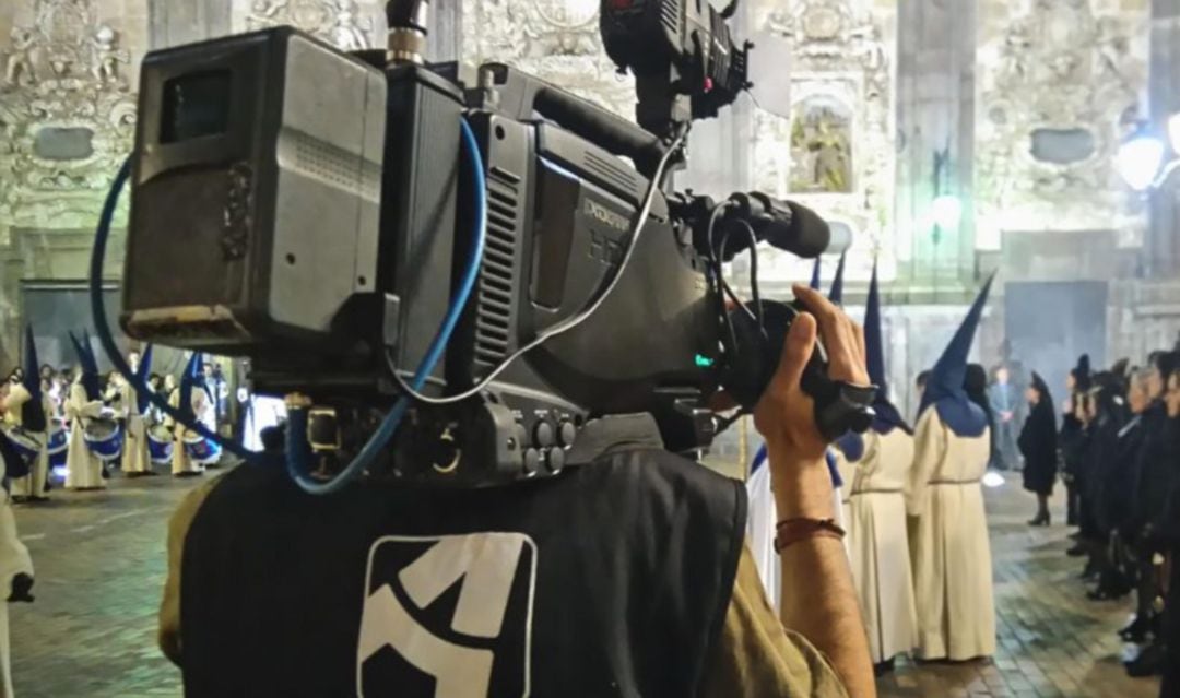 Equipo de televisión en plena retransmisión de una procesión