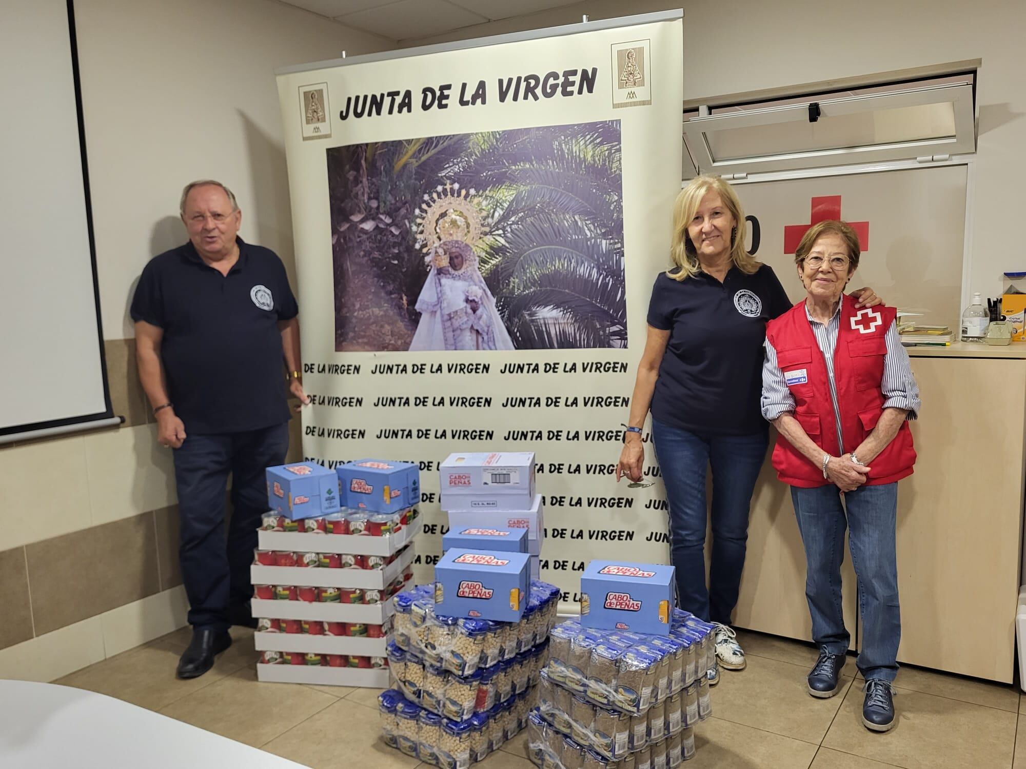 Momento de la entrega a la Cruz Roja
