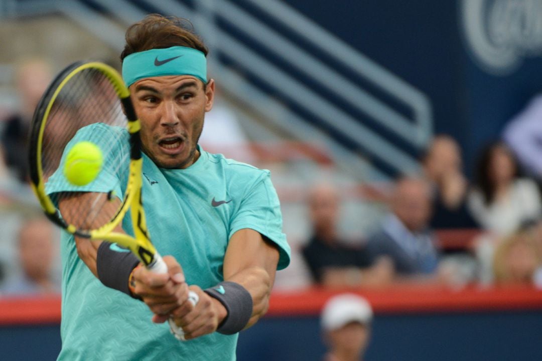 Nadal golpea la bola en su partido de esta madrugada frente a Fabio Fognini en el torneo de Montreal, Canadá.