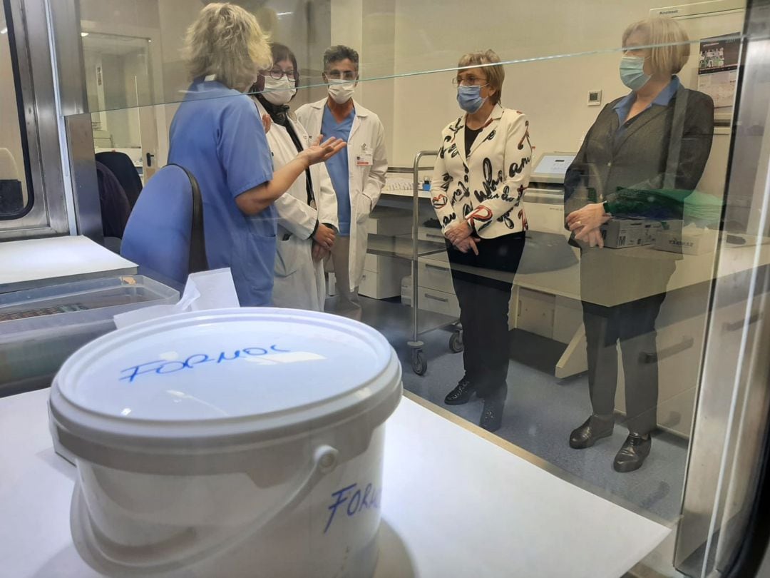 Visita de Ana Barceló a nuevo laboratorio de Anatomía Patológica en el Hospital Elda