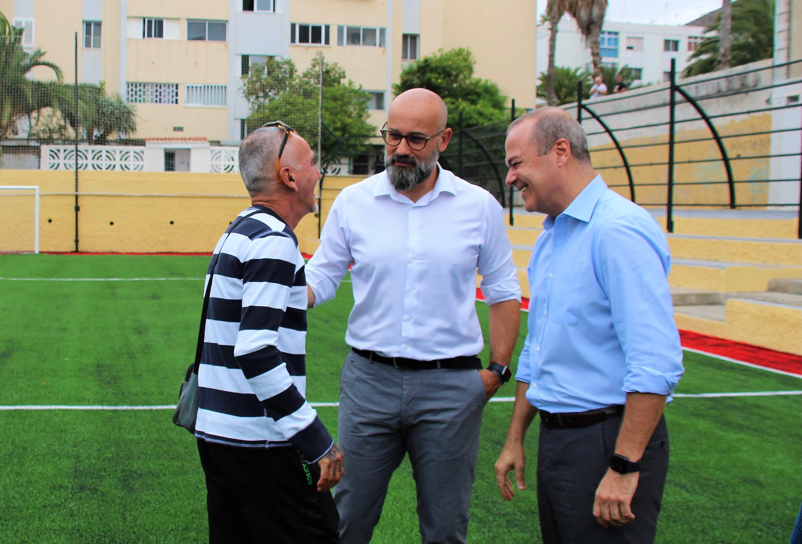 Hidalgo (derecha) con el concejal de deportes Aridany Romero (centro) y un vecino en la pista de Las Tenerías