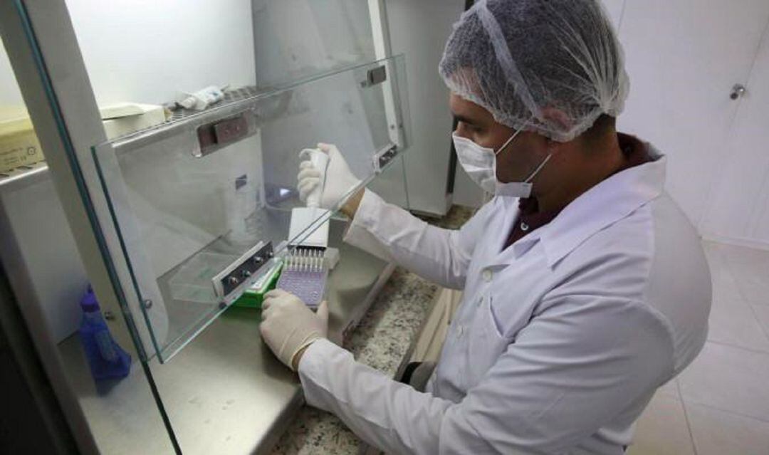 Profesional sanitario trabajando en un laboratorio andaluz