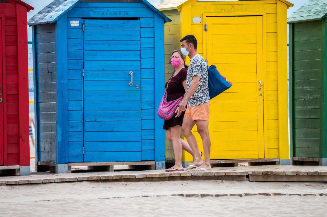 Paseantes por una playa (archivo)