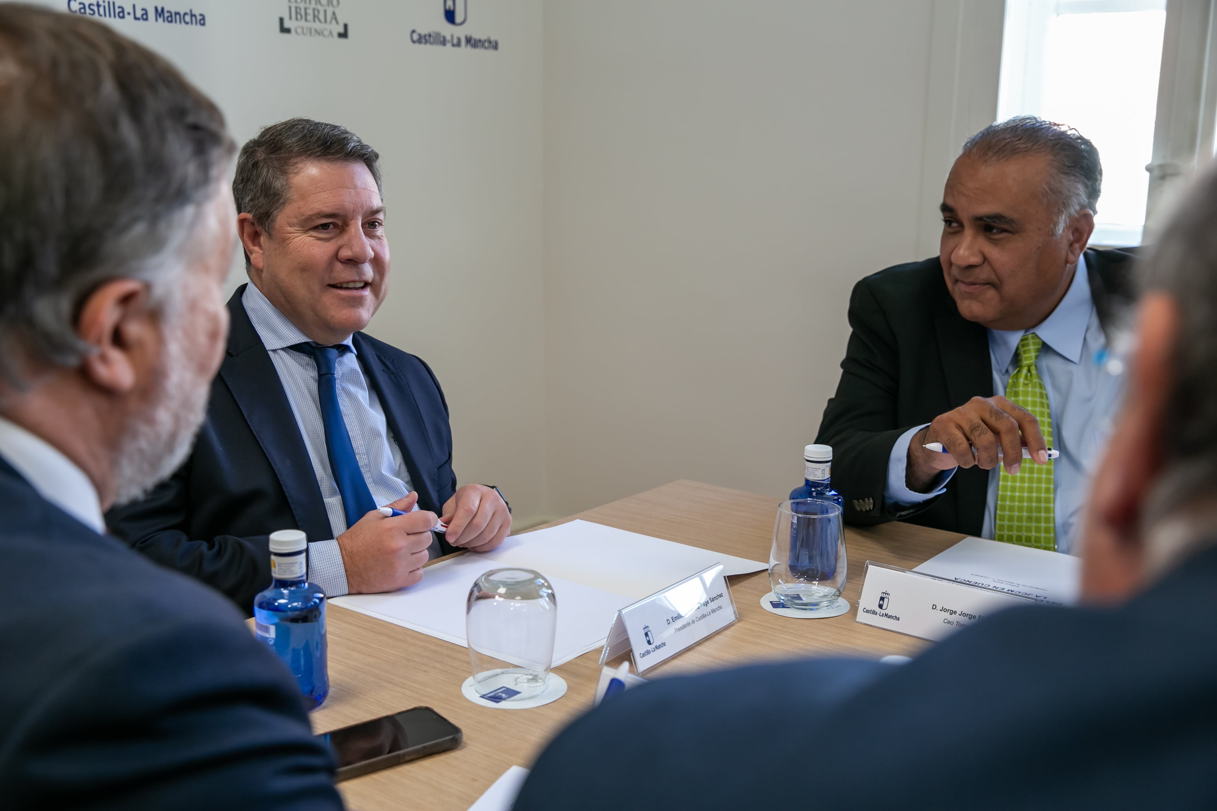 Emiliano García-Page (i) y Jorge Jorge (d) en una reunión en Cuenca sobre el parque de ToroVerde el pasado mes de enero