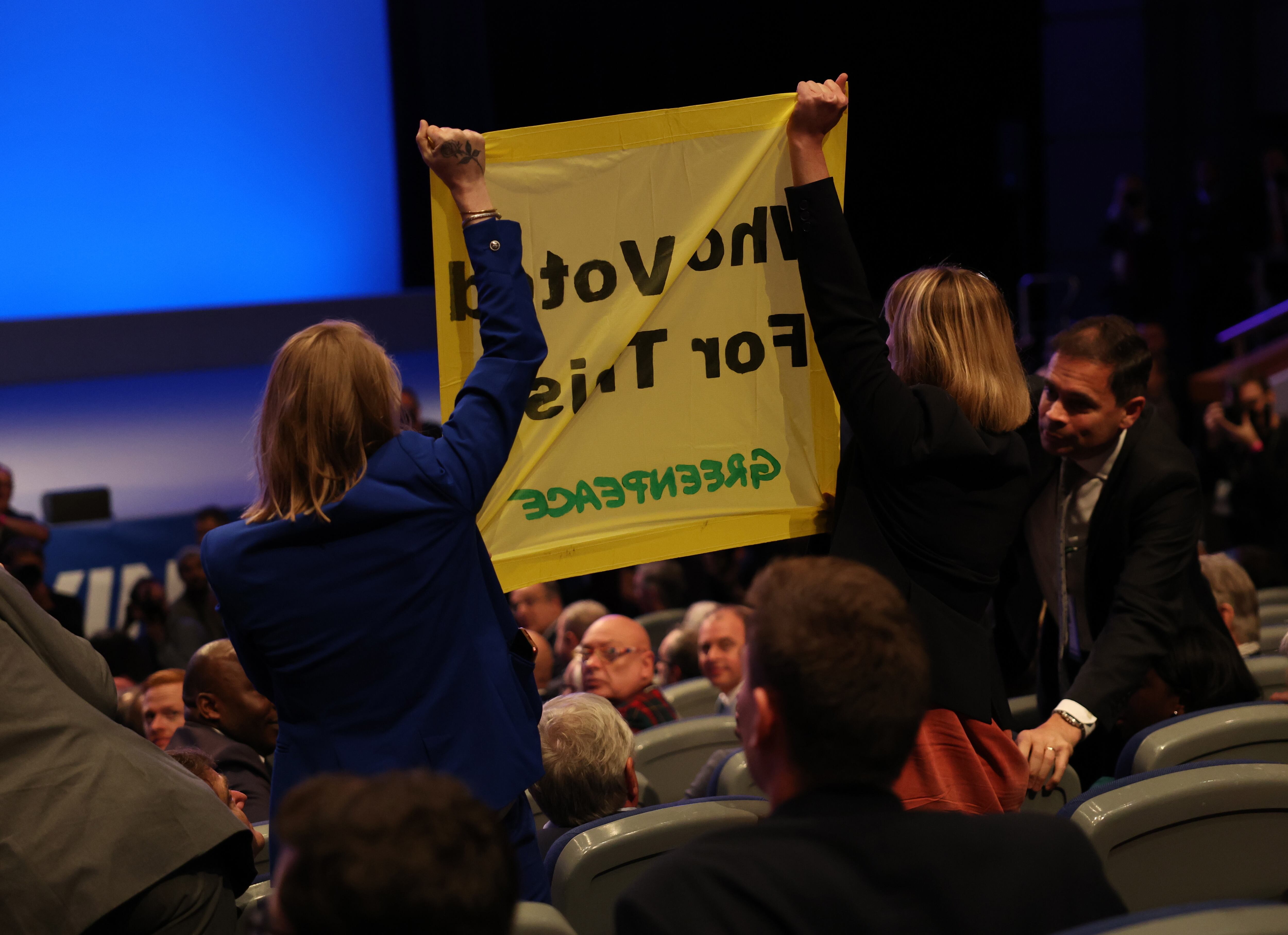 Birmingham (United Kingdom), 05/10/2022.- Greenpeace protestors interrupt British Prime Minister Liz Truss (not pictured) during her keynote speech at the Conservative Party Conference in Birmingham, Britain, 05 October 2022. Truss&#039; first conference speech as party leader comes after a few turbulent weeks, with the mini budget causing turmoils in markets and uprisings in her party, only one month into her premiership. (Protestas, Reino Unido) EFE/EPA/ISABEL INFANTES
