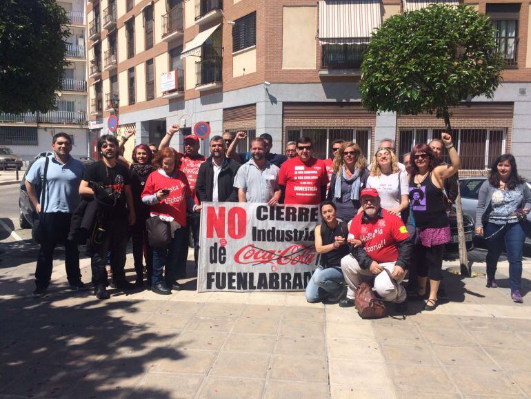 Candidaturas de Unidad Popular apoyando a un trabajador de Coca-Cola