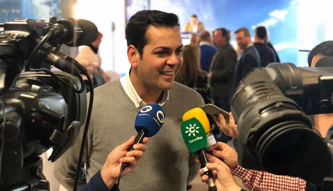 Juan Diego Requena atiende a los medios de comunicación en los momentos previos al inicio del Comité Ejecutivo del PP de Jaén.