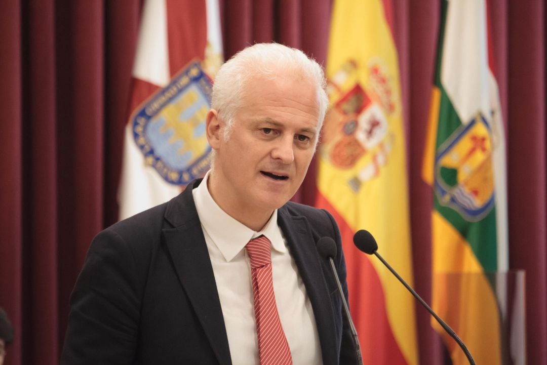 El alcalde de Logroño, Pablo Hermoso de Mendoza, interviene durante la primera sesión del Debate sobre el Estado de la Ciudad, en el Ayuntamiento de Logroño, La Rioja (España), a 15 de octubre de 2020. El debate, que se celebra hoy y mañana, es el primero de Pablo Hermoso de Mendoza como alcalde de la capital riojana. 
 