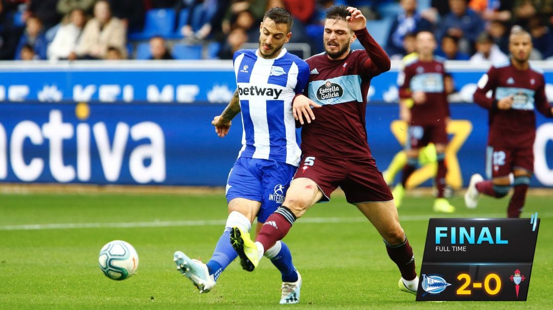 Joselu y Okay pugnan por un balón