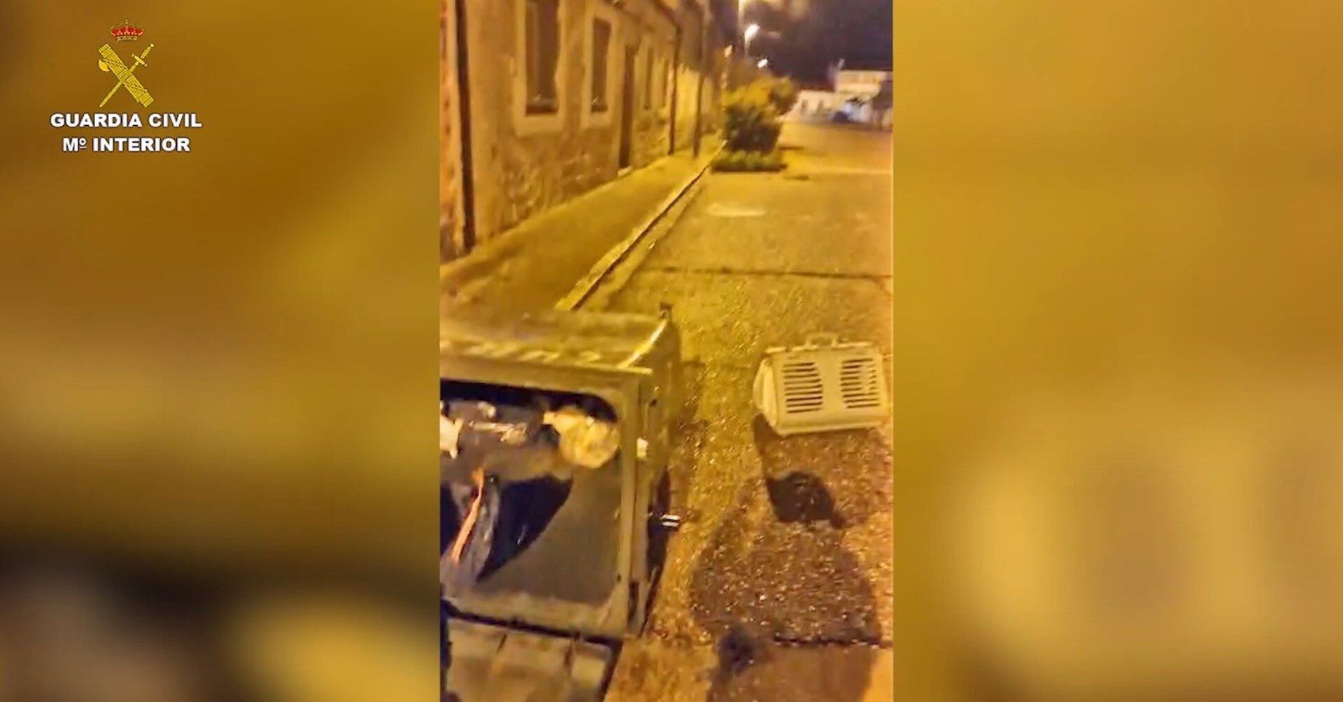 Investigan a un vecino de La Parrilla (Valladolid) por abandonar a ocho cachorros en un contenedor -