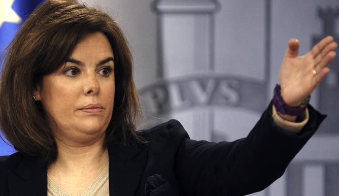 La vicepresidenta del Gobierno, Soraya Sáenz de Santamaría, durante la rueda de prensa que ha ofrecido junto al ministro de Justicia, Alberto Ruiz-Gallardón, tras la reunión del Consejo de Ministros