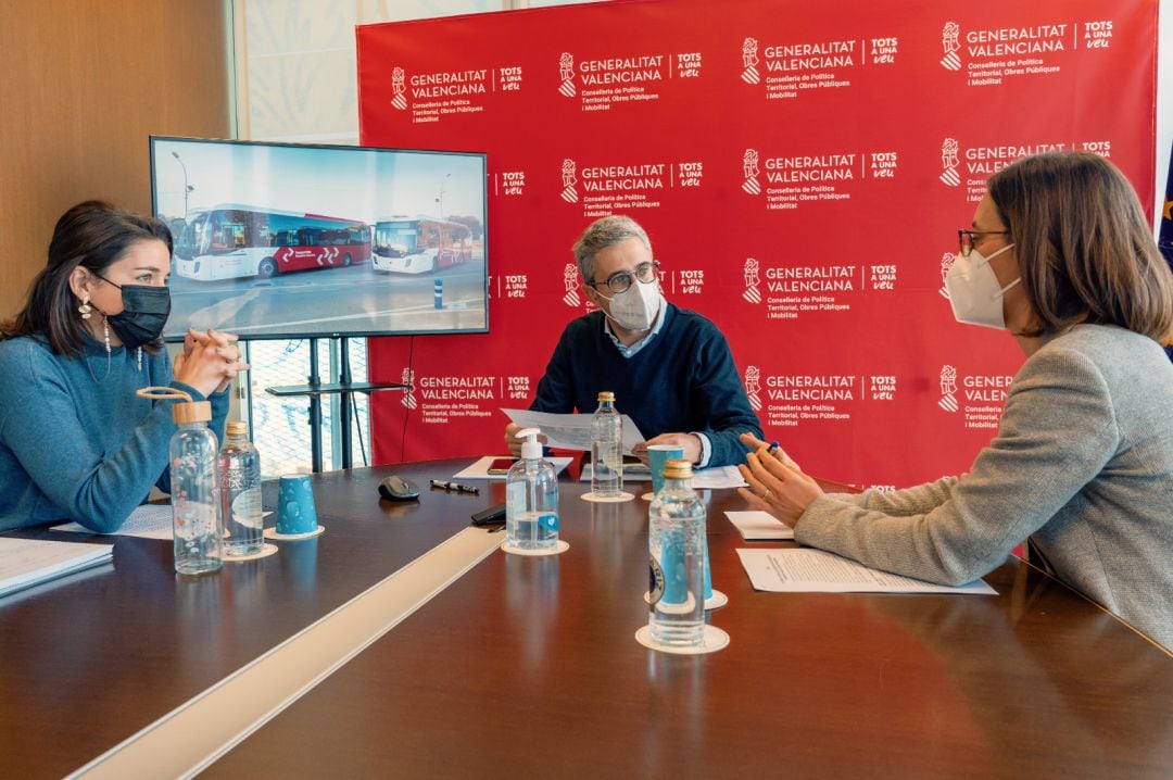 Arcadi España y María Pérez en la reunión sobre la licitación del servicio de autobús