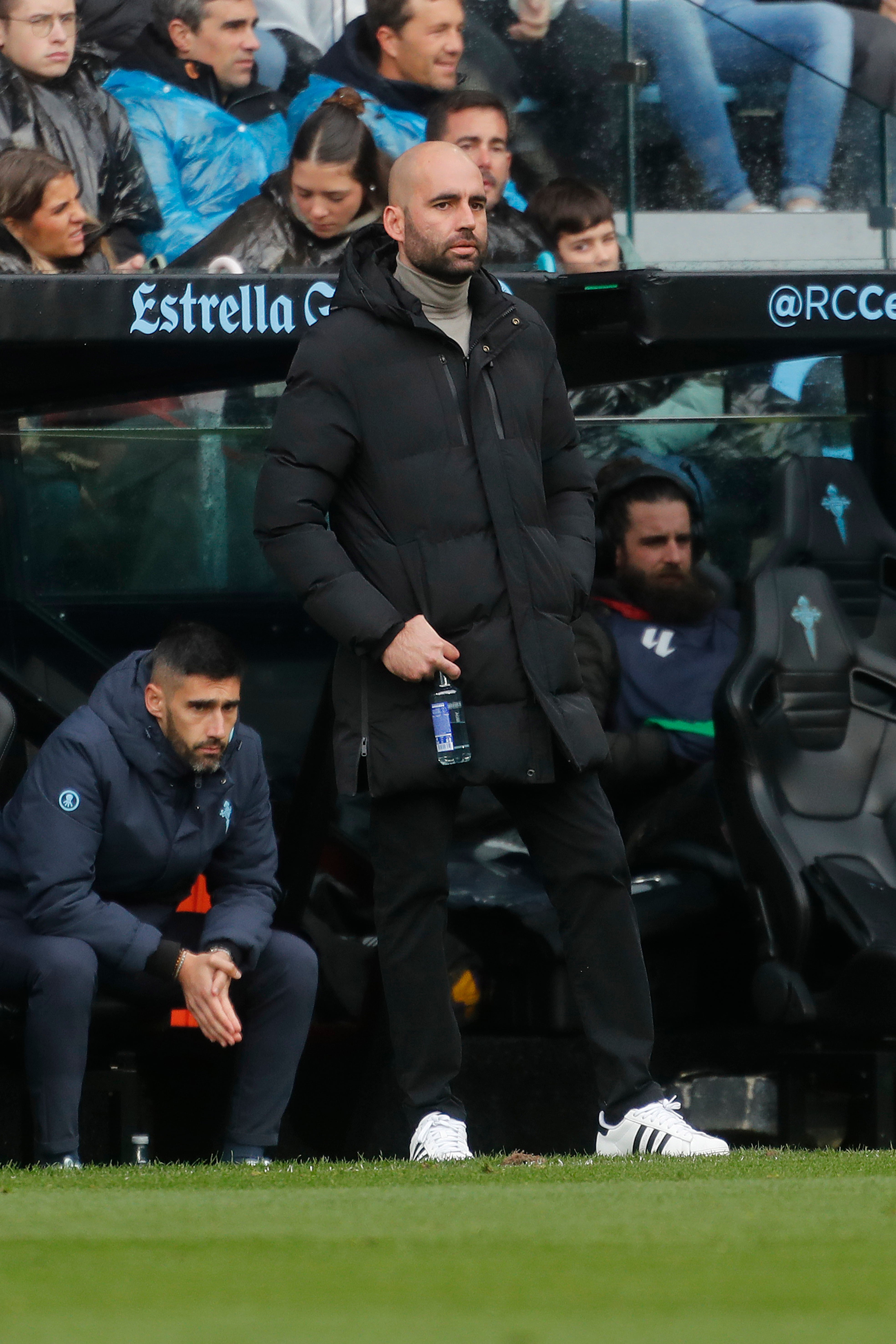 VIGO, 19/01/2025.- El entrenador del Celta, Claudio Giráldez, durante su partido de LaLiga EA Sports disputado este domingo en el estadio Balaidos de Vigo. EFE/ Salvador Sas
