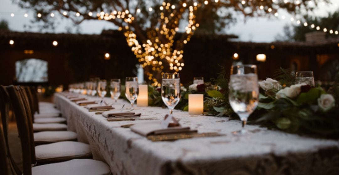 Una mesa de un restaurante preparada para la llegada de los comensales.
