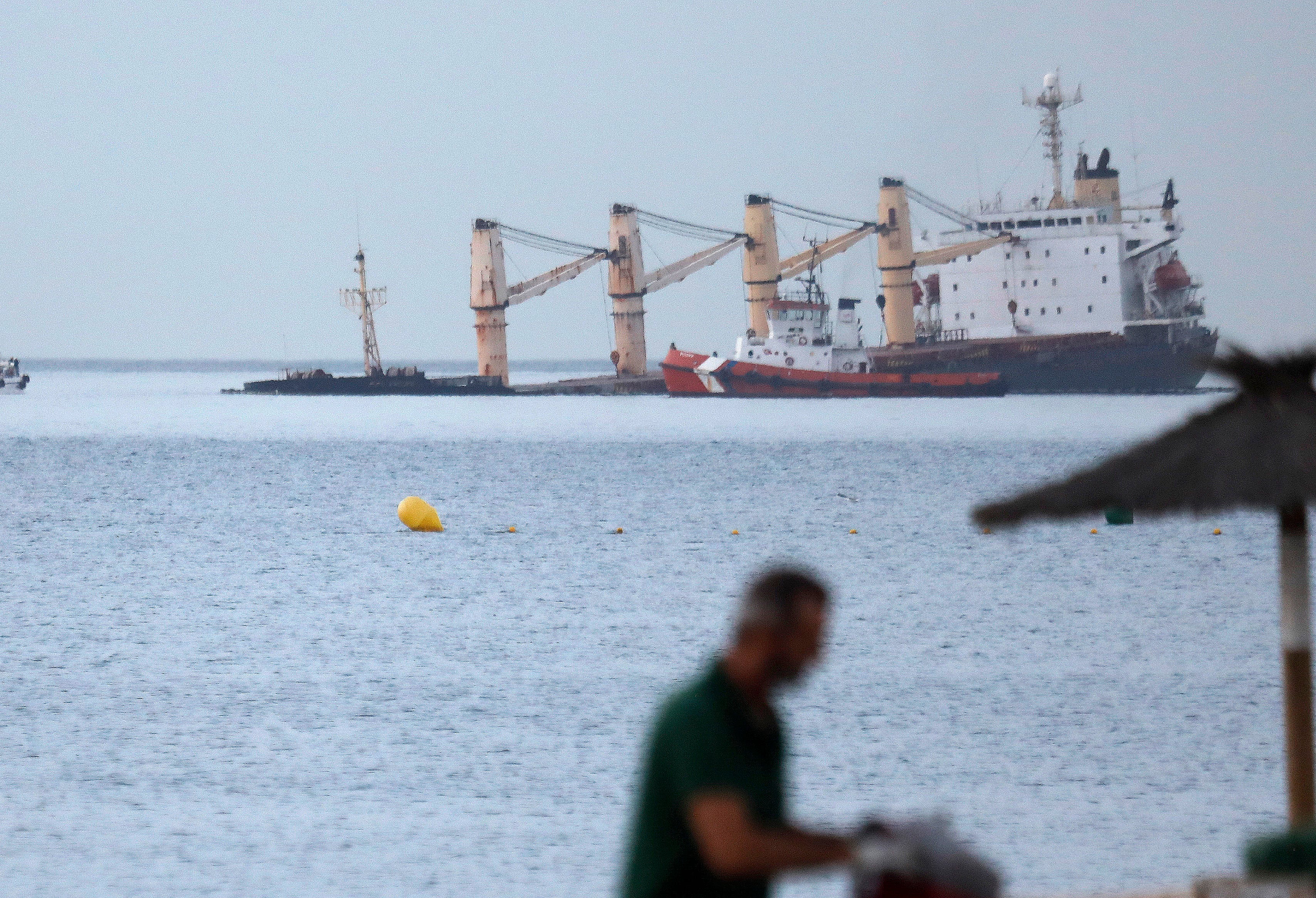 El &#039;OS 35&#039;, el buque que colisionó en la noche de este lunes con un barco gasero en la Bahía de Algeciras, y que ha sido inmovilizado por las autoridades de Gibraltar frente a la cara este del Peñón, comenzó en la tarde de ayer martes a verter líquido hidráulico al mar como consecuencia de la brecha sufrida en el casco por la colisión.