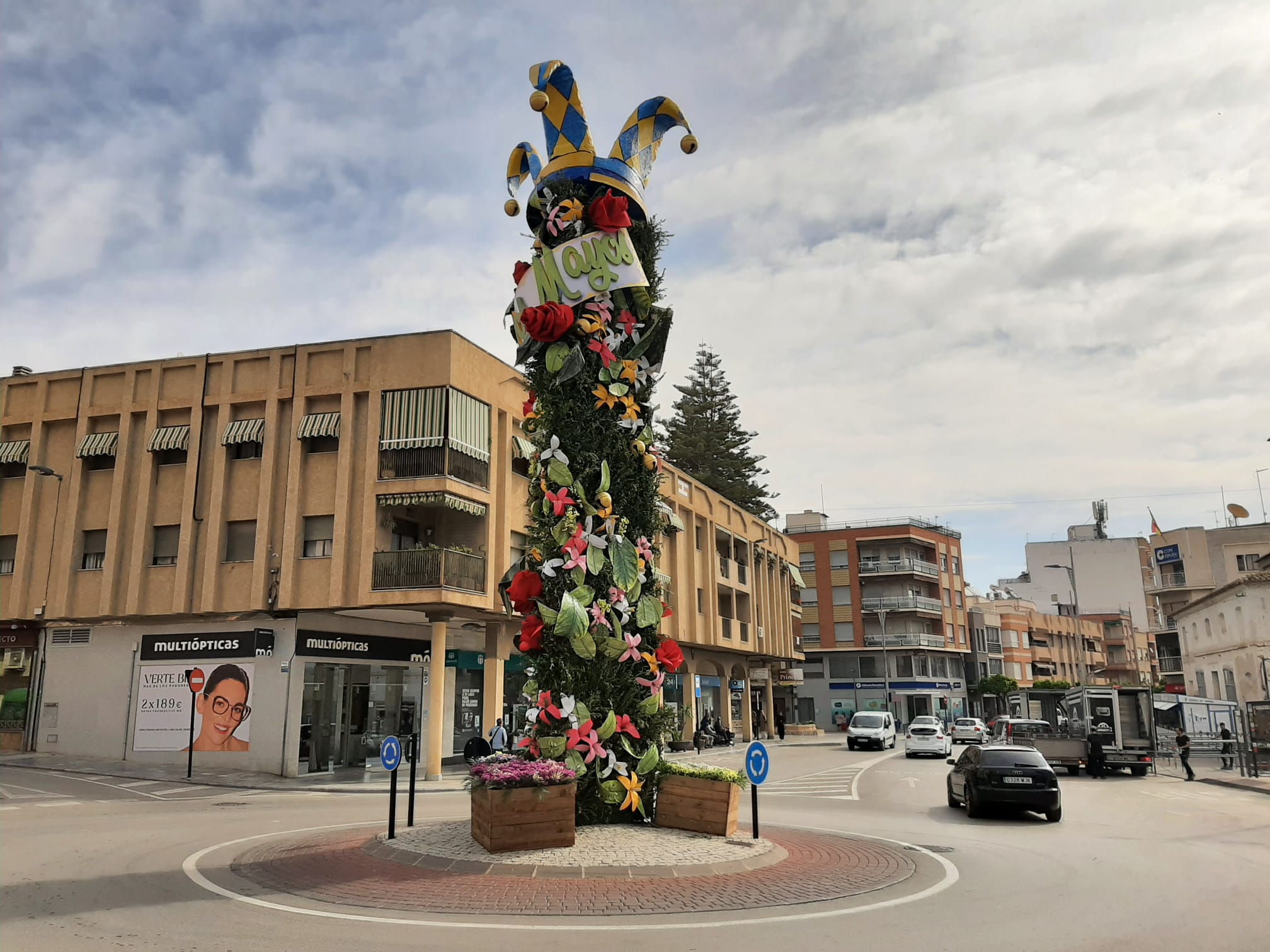 Rotondas de Alhama de Murcia decoradas con motivo de Los Mayos