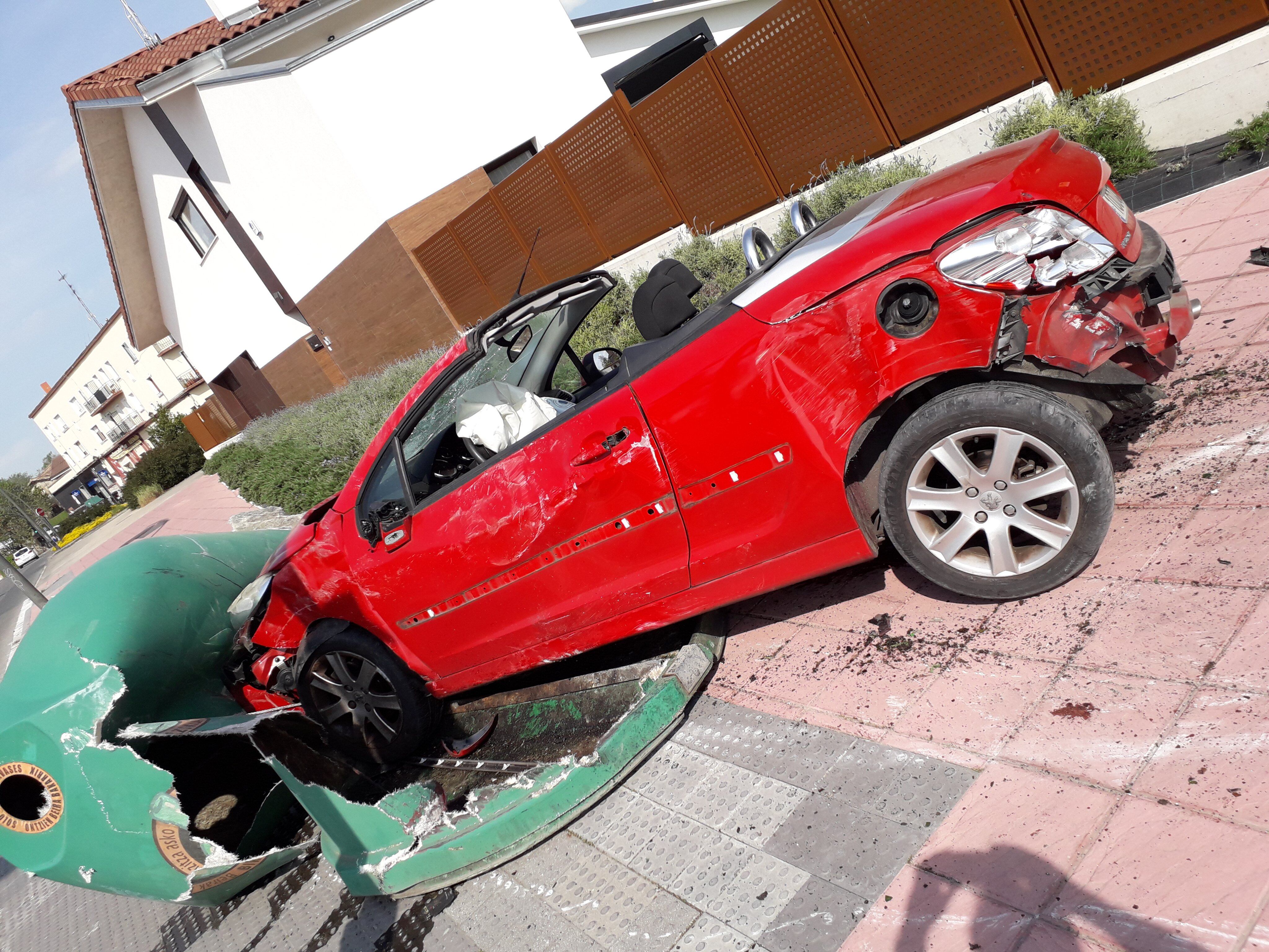 Un coche se empotra contra un contenedor en Vitoria