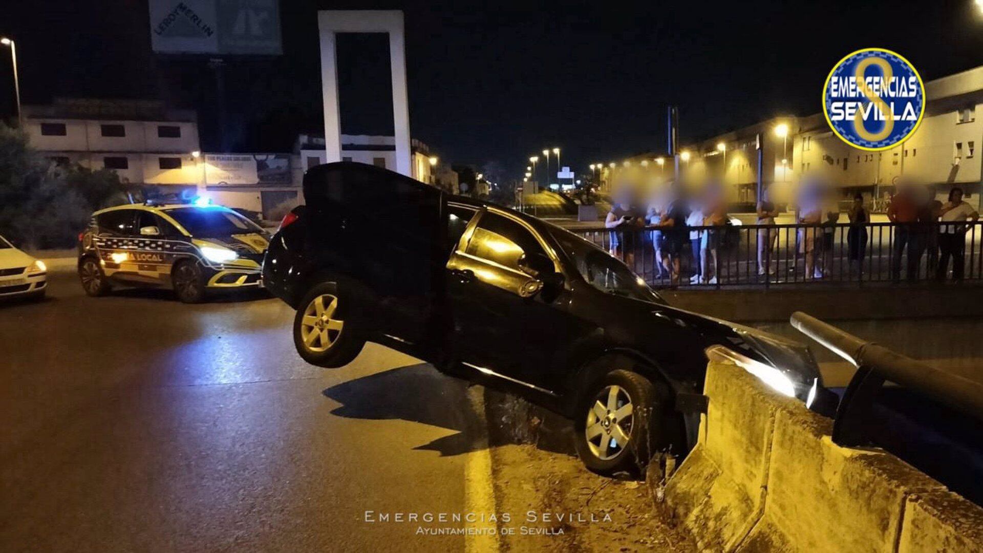 Tres heridos en Sevilla tras empotrarse un turismo en una glorieta de acceso a la A-92 en Torreblanca - EMERGENCIAS SEVILLA