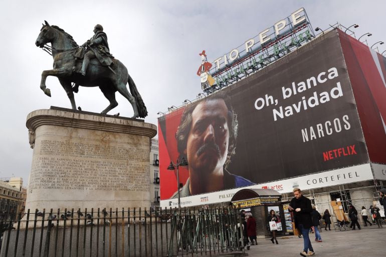 Cartel publicitario en la Puerta del Sol de Madrid de la serie &#039;Narcos&#039; de Netflix.