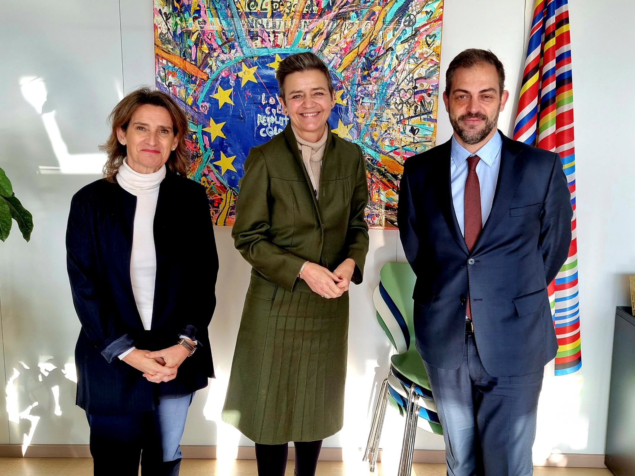 La vicepresidenta Teresa Ribera y el ministro portugués José Duarte Cordeiro, con la vicepresidenta de la Comisión Europea, Margrethe Vestager.