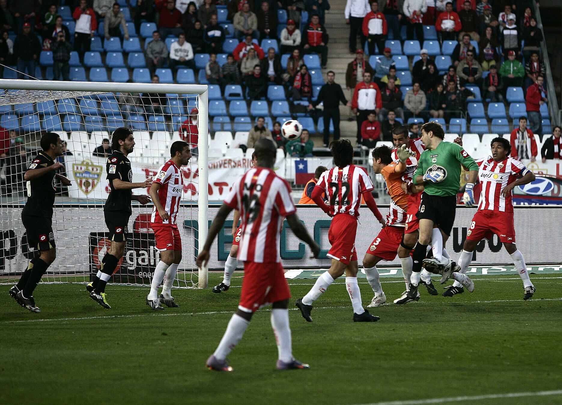 Aranzubía remata a placer ante la pasividad de la defensa del Almería.