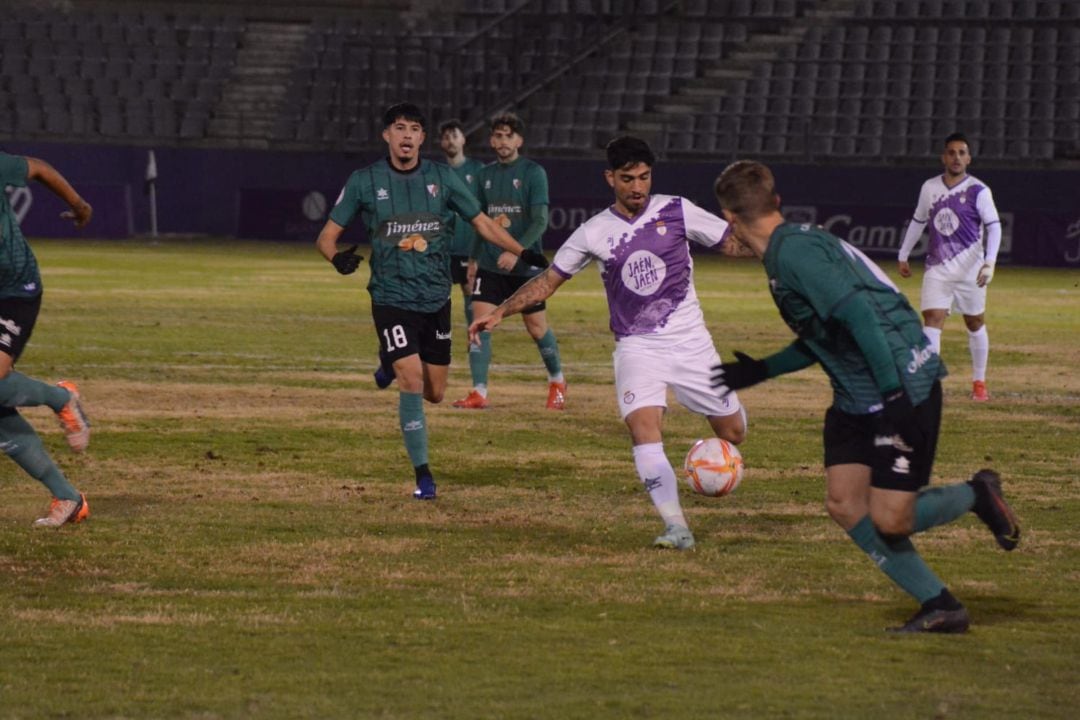 El Real Jaén sufrió para vencer al Huétor Tajar. David Moreno consiguió los dos goles de la victoria