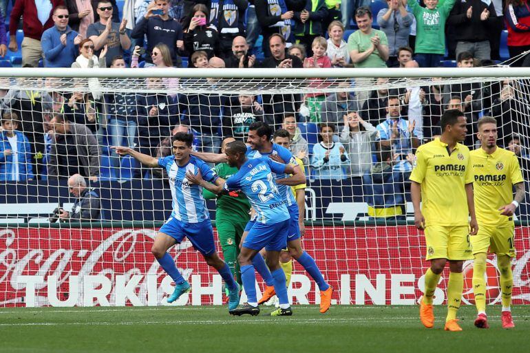 El centrocampista uruguayo del Málaga Chory es felicitado por sus compañeros tras marcar ante el Villarreal.