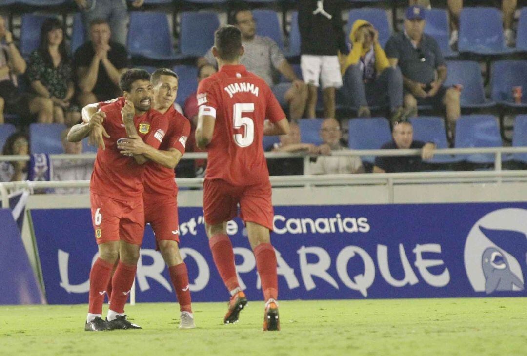 Los jugadores del CF Fuenlabrada celebran el gol de Iban Salvador (i) en Tenerife