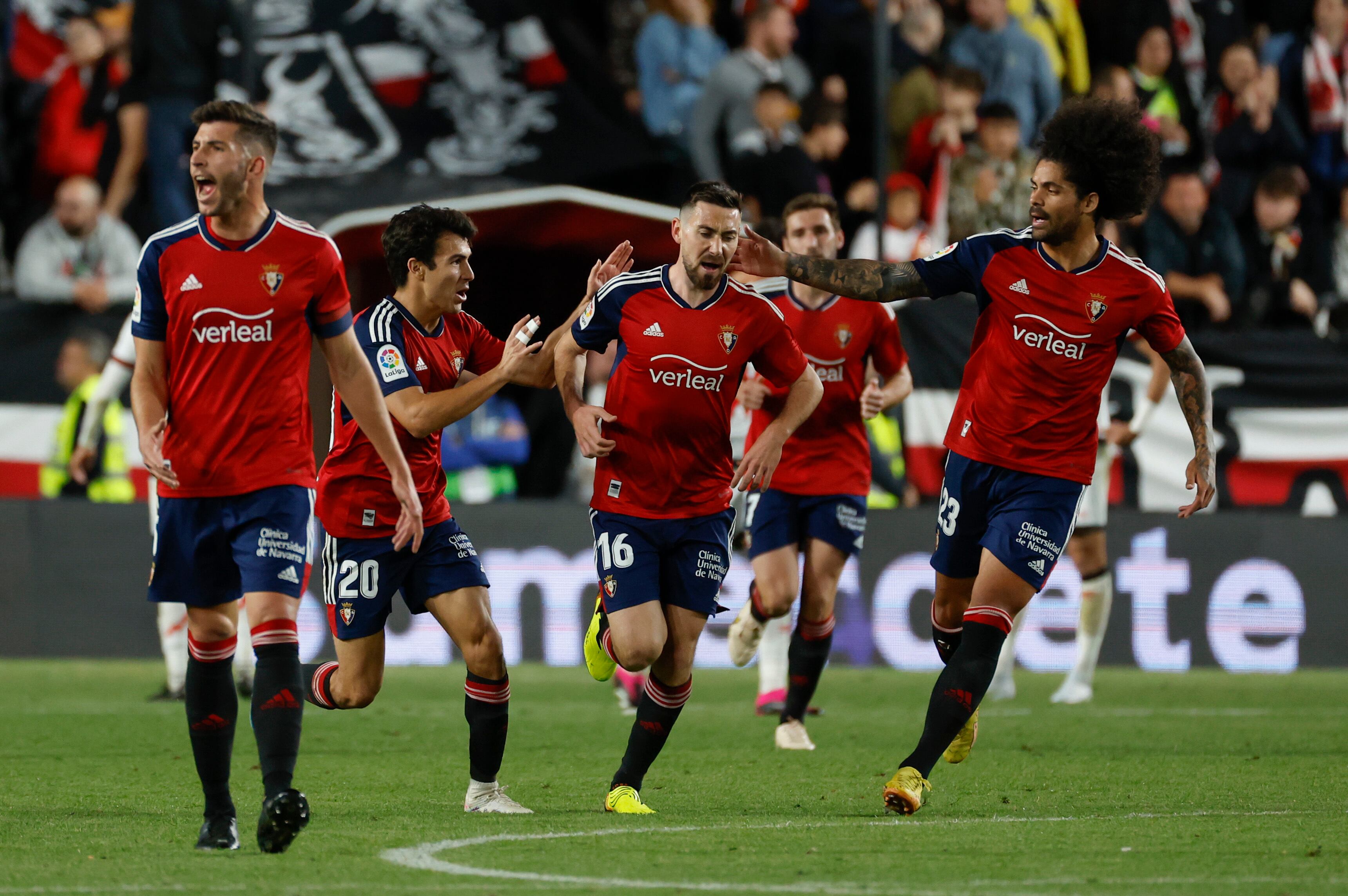 Aridane y Manu Sánchez felicitan a Moi Gómez autor del gol de Osasuna ante el Rayo Vallecano en Vallecas