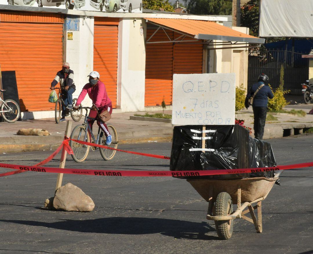 Un ataúd con un fallecido por coronavirus fue colocado en plena calle como protesta por no poder enterrarlo o incinerarlo, este sábado en Cochabamba (Bolivia).