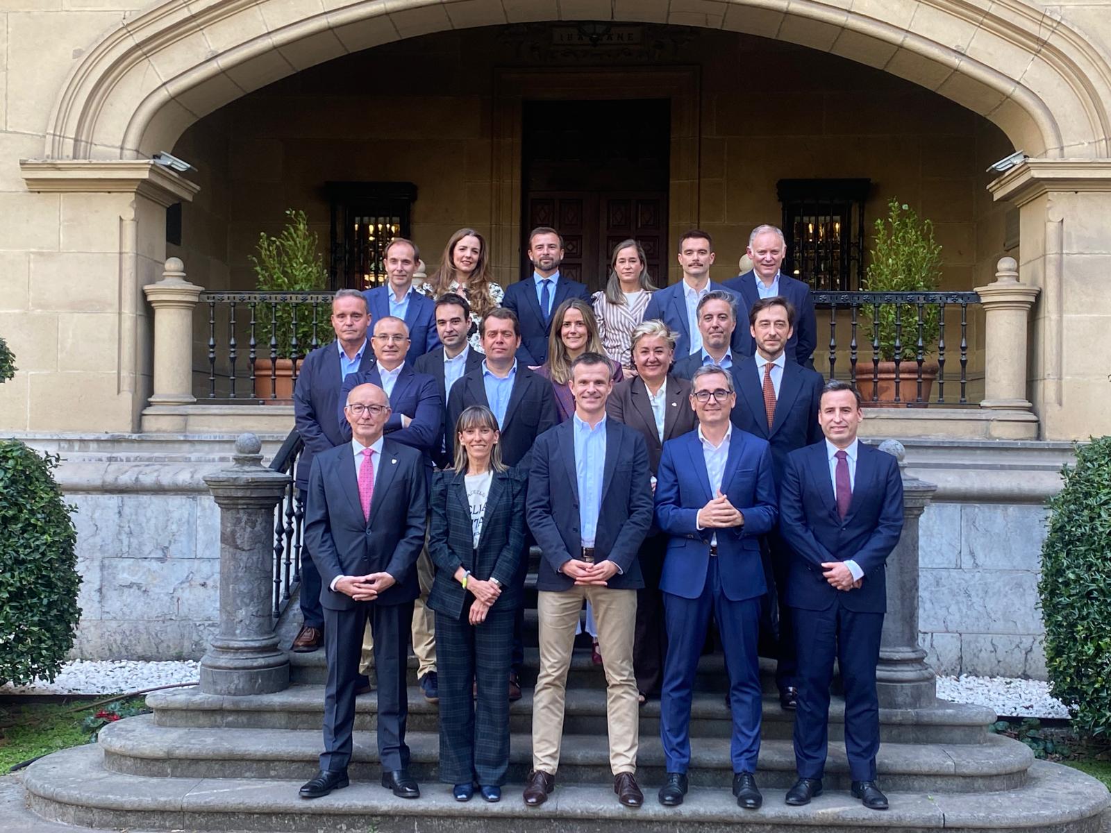 La nueva junta directiva del Athletic posa en Ibaigane