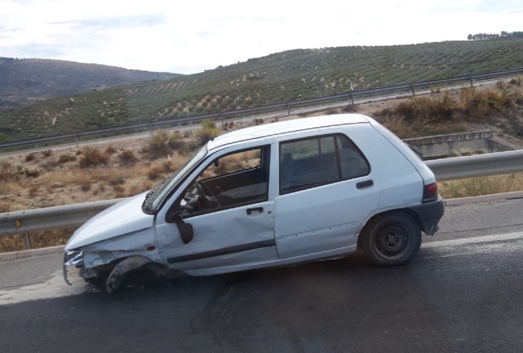 Uno de los coches siniestrados en el accidente múltiple a la altura de Martos