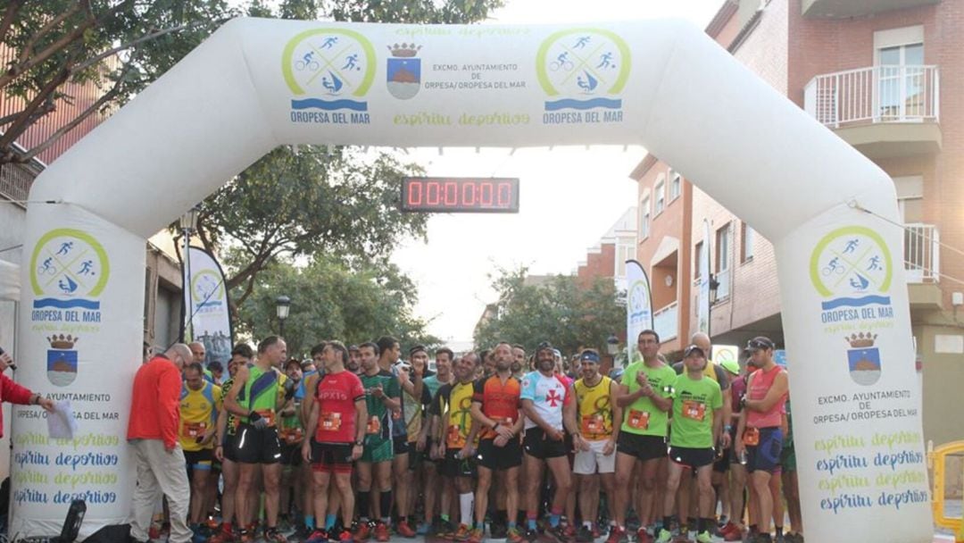 Los corredores de la cursa de Oropesa se preparan para tomar la salida