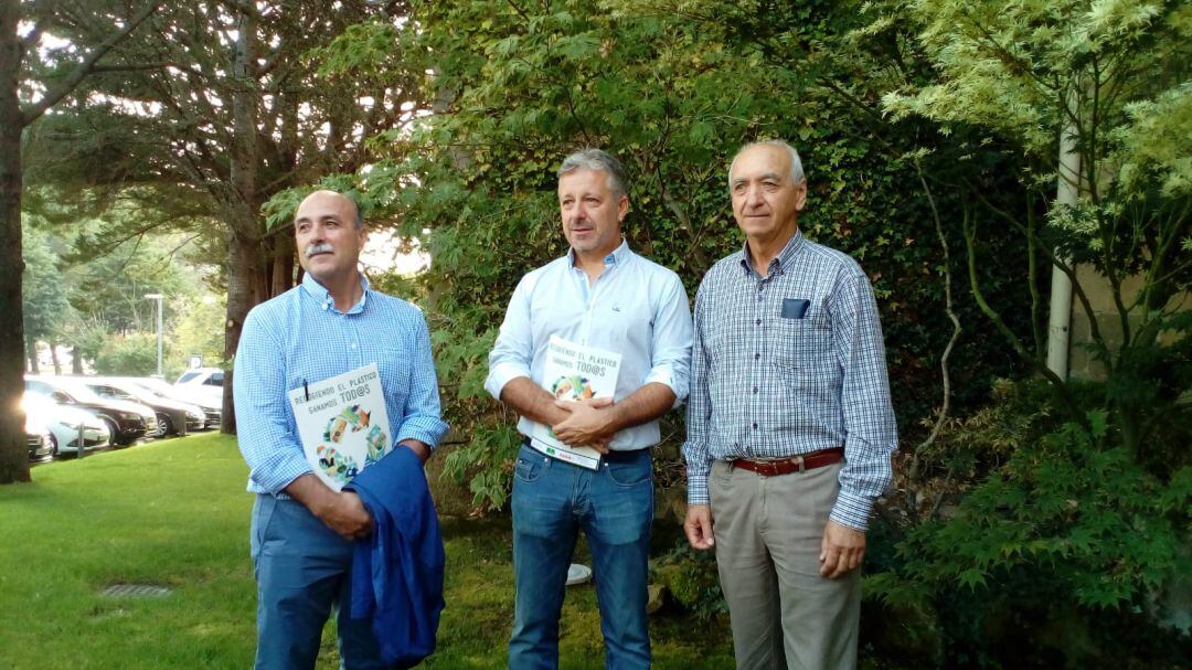 De izquierda a derecha, el presidente de UCAN, José Mari Martínez; el presidente de UAGN, Félix Bariáin y el presidente del Grupo AN, Francisco Arrarás.