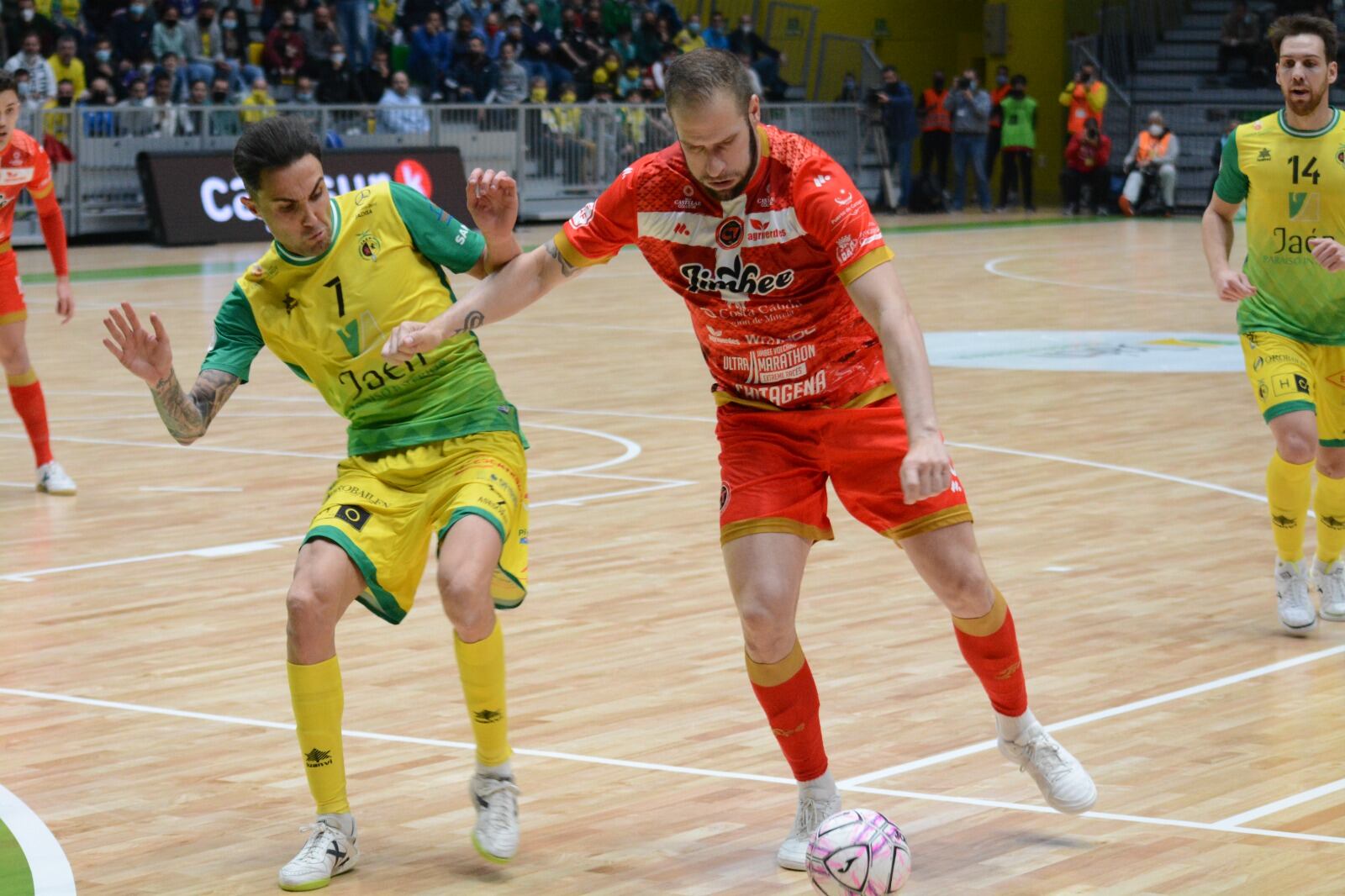 Solano trata de tirar a puerta