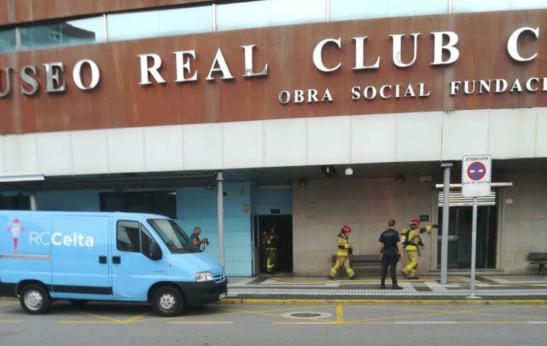 Bomberos durante la extinción de un incendio en un almacén en Balaídos.