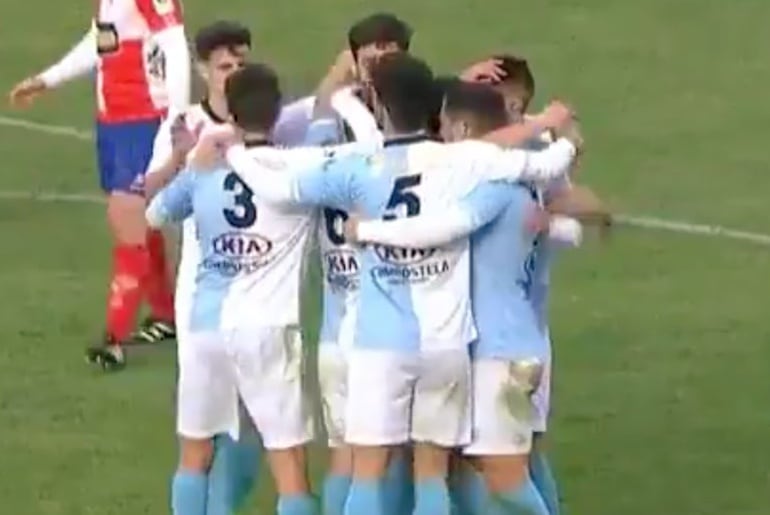 Los jugadores del Compos celebran el gol de Samu en A Lombra