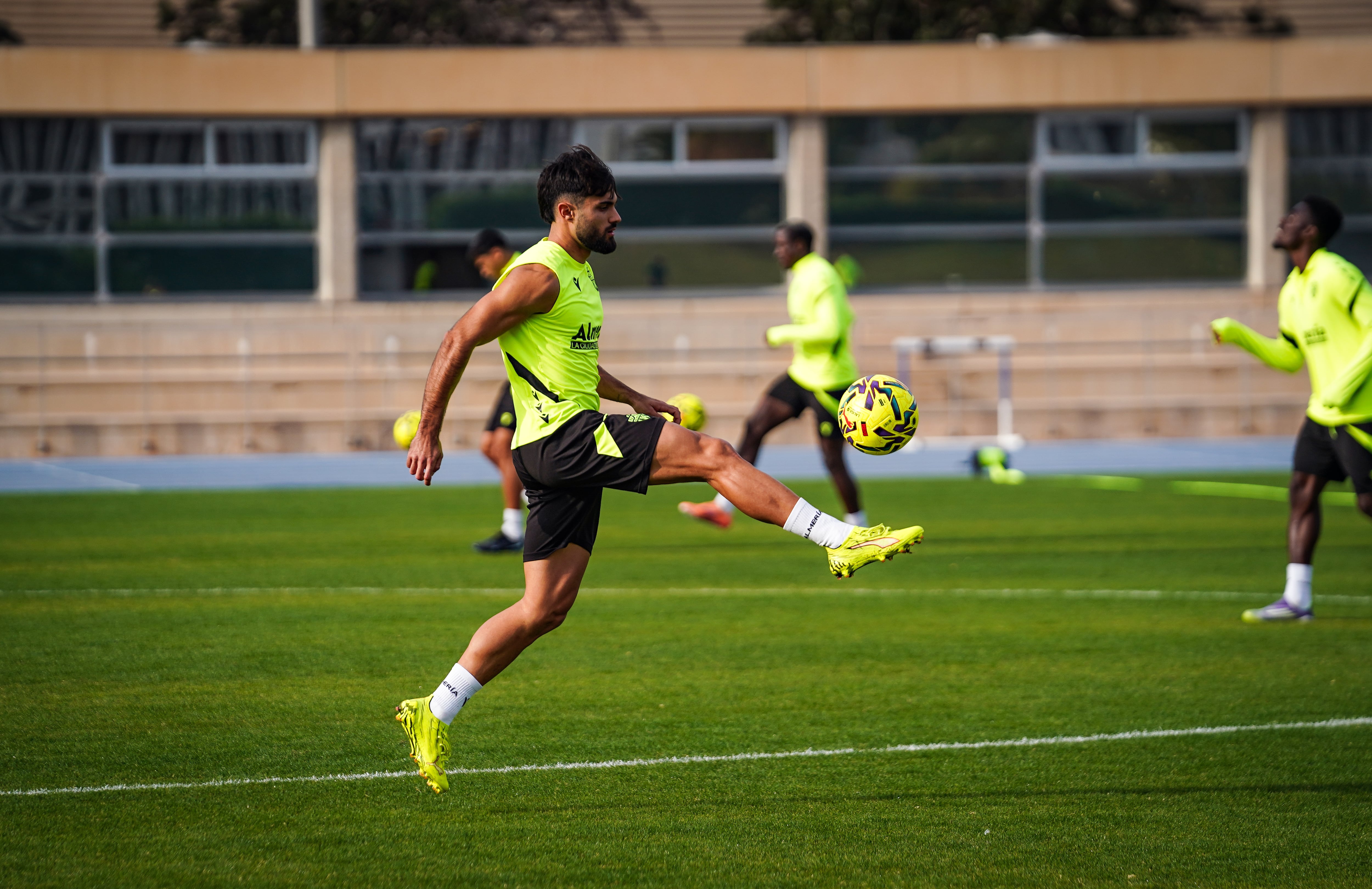 El jugador catalán cumple contrato en el Almería y su futuro apunta a seguir.