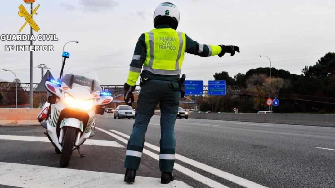 Agente de la Guardia Civil en una carretera.