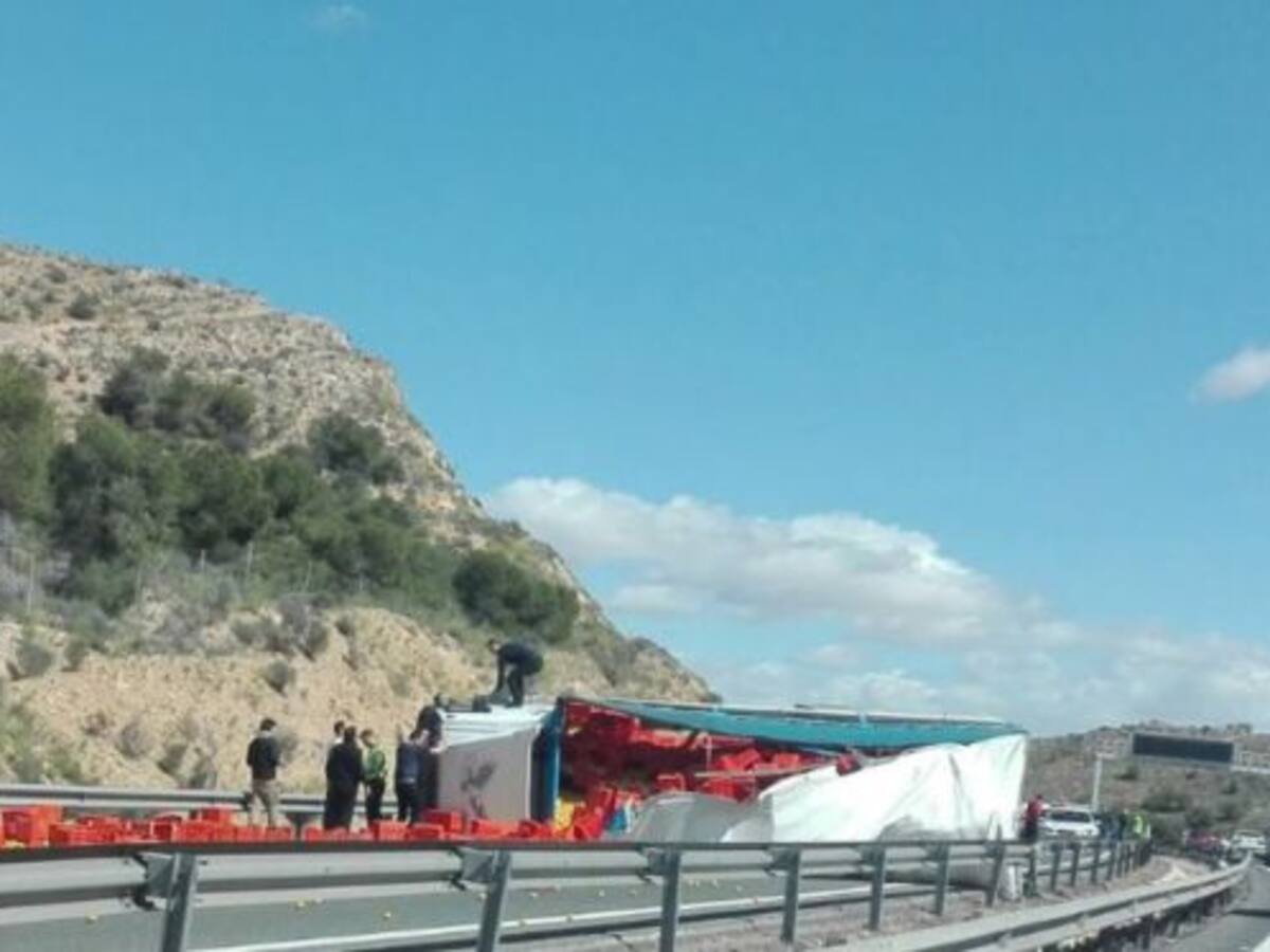 Así ha quedado el camión accidentado en la A-7
