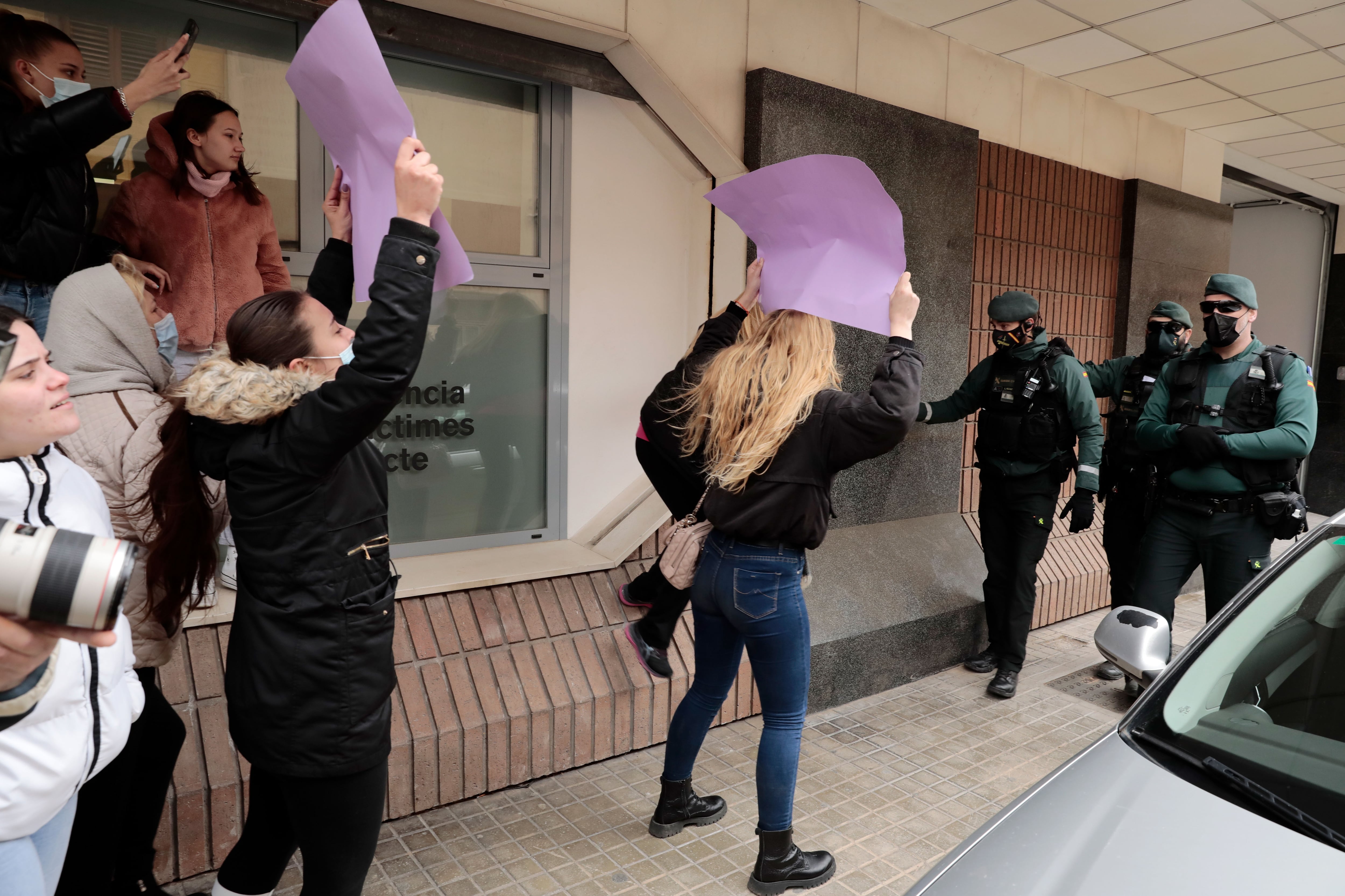 El hombre detenido por matar a cuchilladas a su hijo de 11 años el domingo en Sueca (Valencia) ha llegado sobre las 12 horas al Juzgado de Instrucción número 4 de Sueca para prestar declaración por estos hechos. El detenido ha llegado en un coche de la Guardia Civil, ante un gran despliegue de agentes de ese cuerpo, que han cortado la calle, y de medios de comunicación, y ha accedido a los juzgados por el garaje.EFE/Ana Escobar