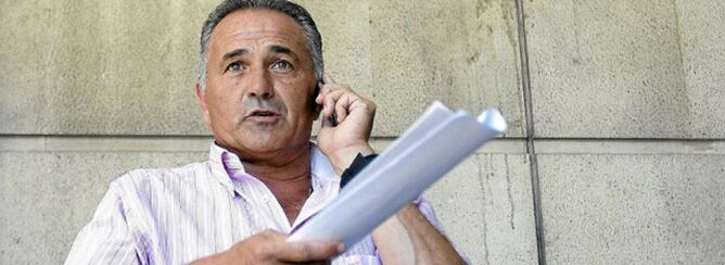 El nuevo presidente del Betis habla por teléfono tras salir de la sede del club