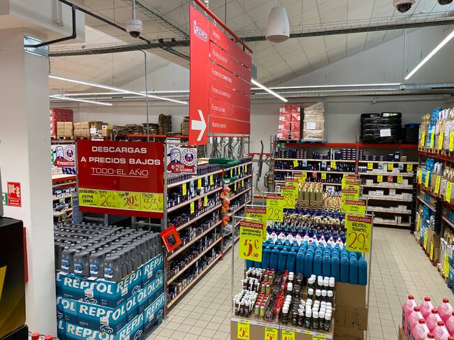 Su catálogo abarca una variada selección de productos, desde neumáticos hasta piezas de repuesto, pasando por productos de mantenimiento y accesorios