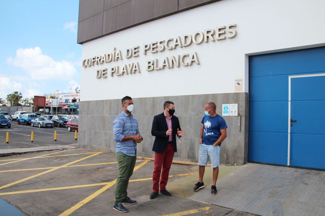 El patrón mayor de la Cofradía sureña, Cristo Caraballo, con el alcalde de Yaiza, Óscar Noda, y el concejal de Sector Primario de Yaiza, Emilio Machín.