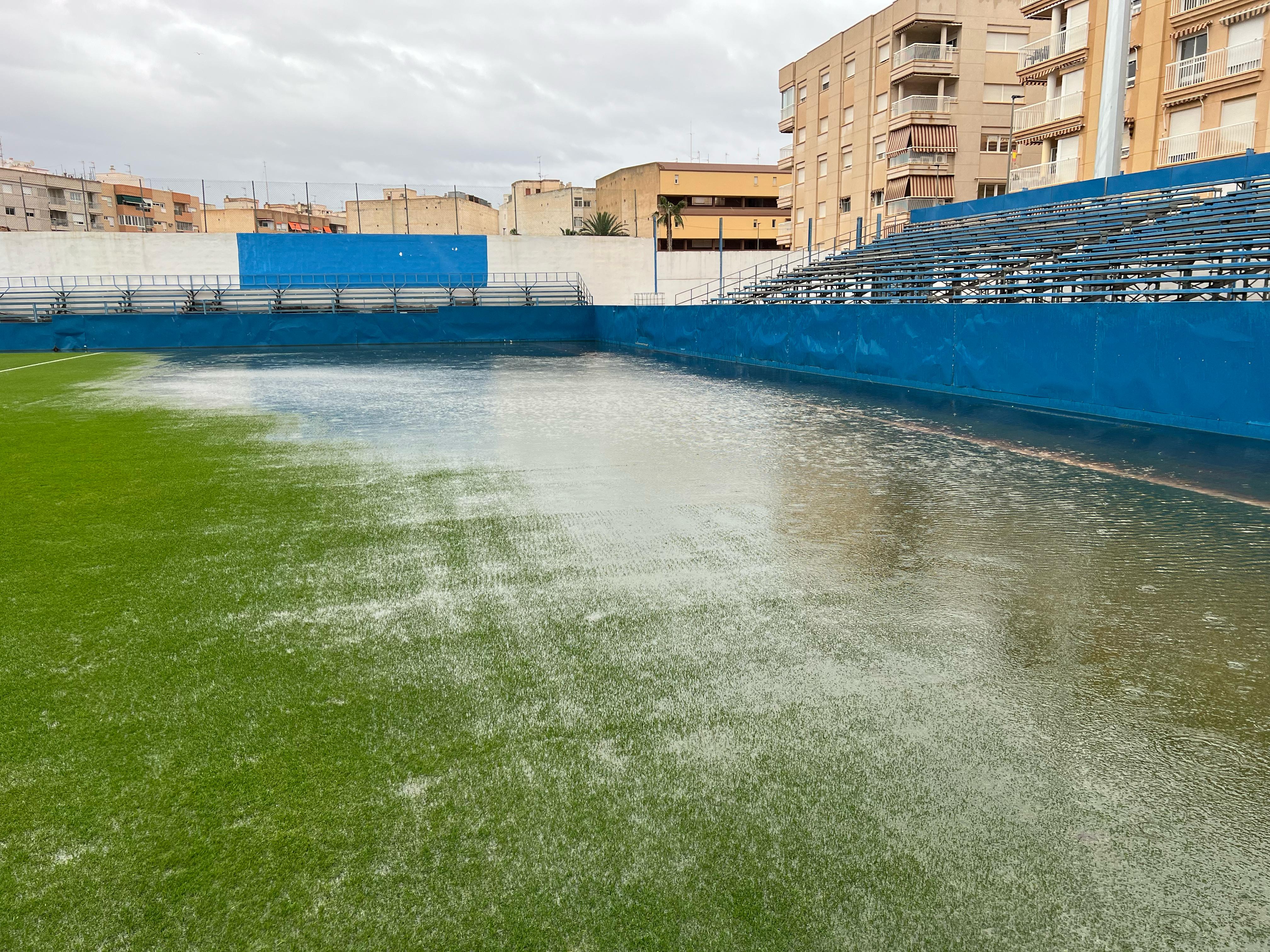 El Rubial, estadio del Águilas, encharcado en una jornada que tuvo que ser suspendida.