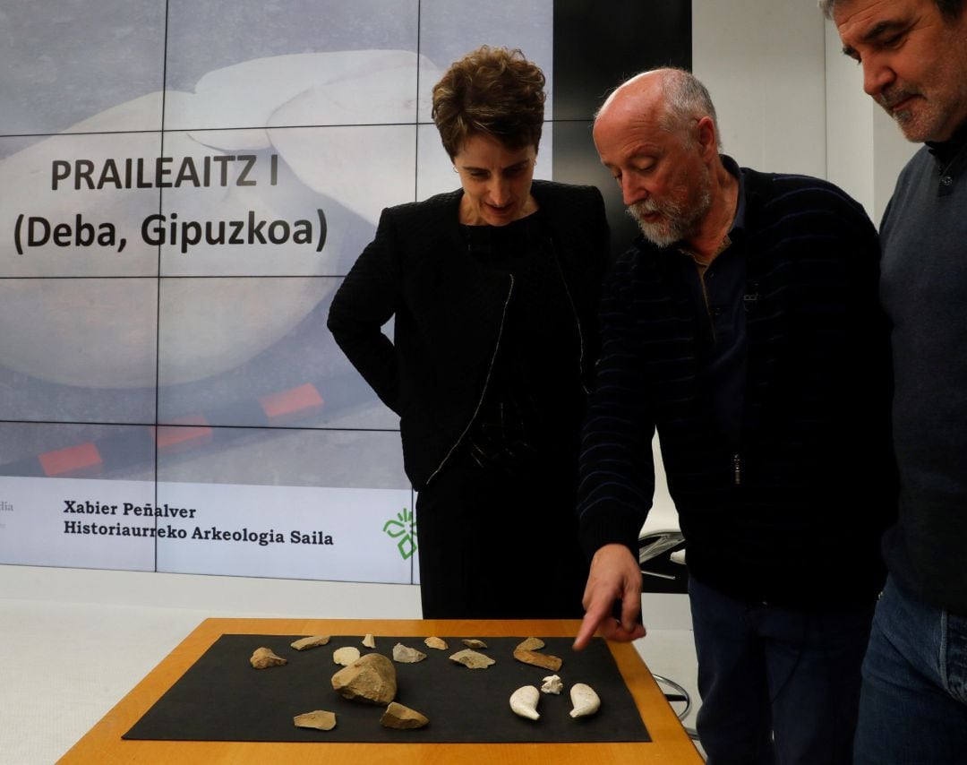 La directora de Cultura de la diputación de Gipuzkoa, María José Tellería, el arqueólogo Xabier Peñalver  y el alcalde de Deba, Pedro Beoetxea, han presentado este lunes en San Sebastián los últimos hallazgos